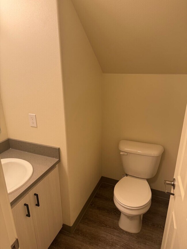 Building Photo - Bres01