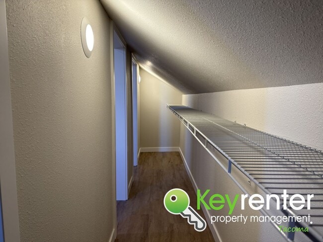 Building Photo - One of a Kind Multi-level Home in Tacoma!