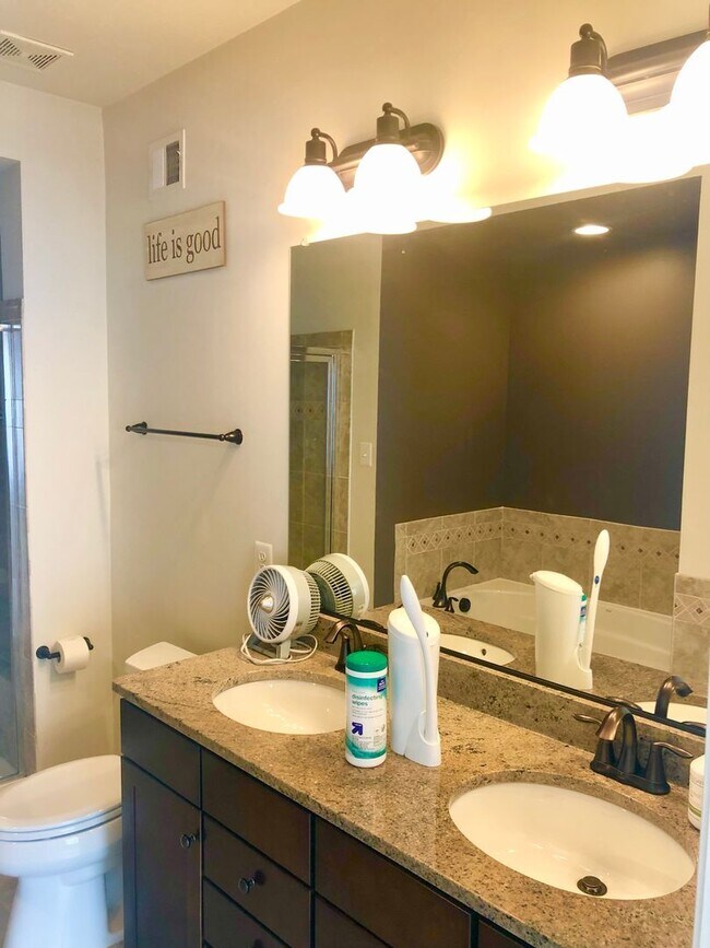 Building Photo - Spacious 2 BR/2.5 BA Townhome in Beltsville!