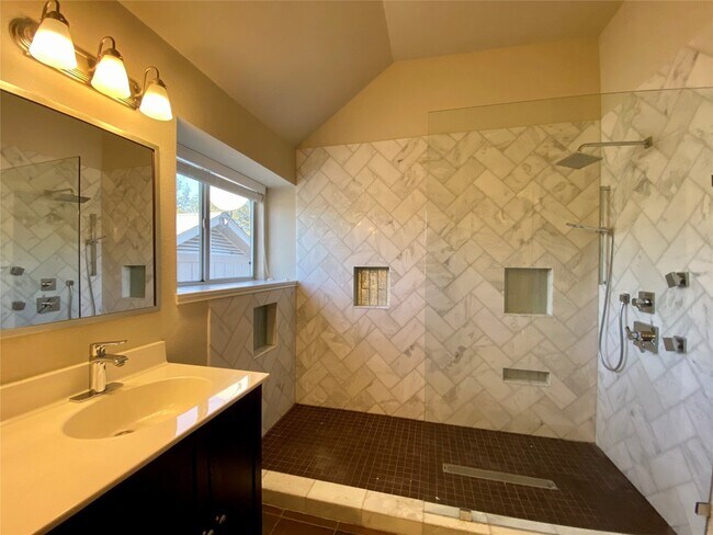 Building Photo - 4402 Everest Ln