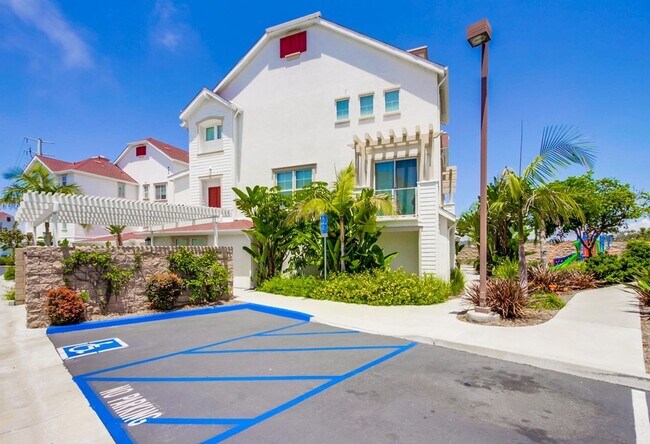 Building Photo - Available Now! Tri-Level 3 Bedroom 3.5 Bath Townhome!!