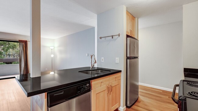 Building Photo - Beautiful Remodeled Adams Point Condo