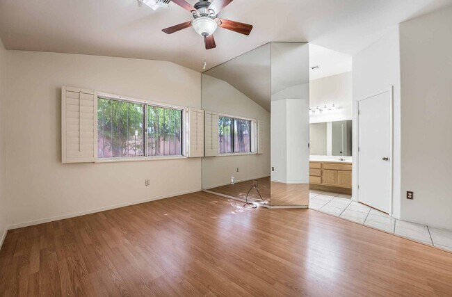Building Photo - Stunning 3 Bedroom home!