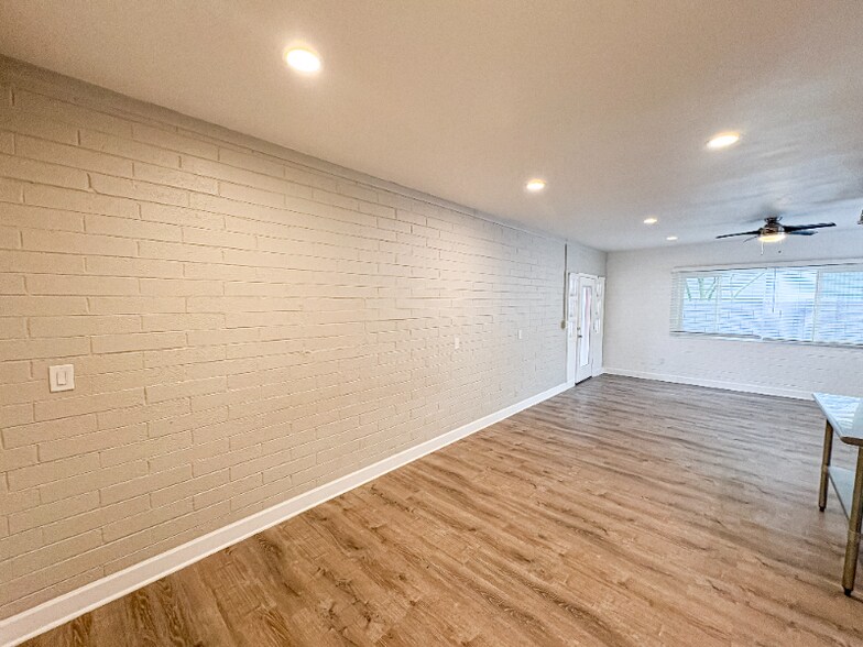 Building Photo - 2737 E Glenrosa Ave