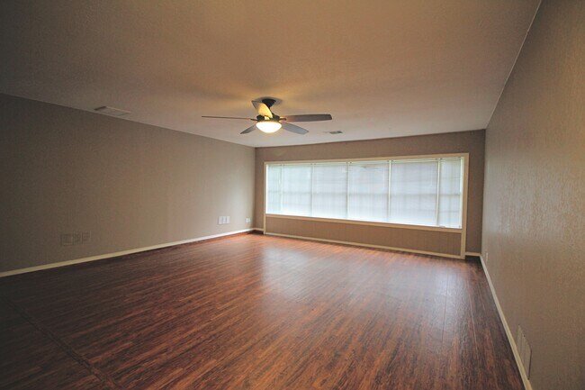 Building Photo - 3 BD 2 BA AVAILABLE JUNE!! NEAR LOOKOUT RD