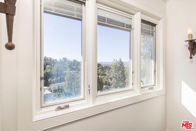 Building Photo - 17108 Oak View Dr