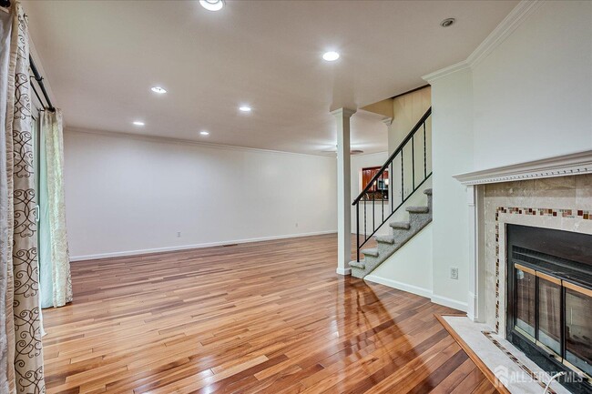 Building Photo - 6 Tulip Ct