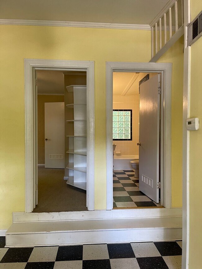 Building Photo - Two Bedroom One Bath in Normaltown