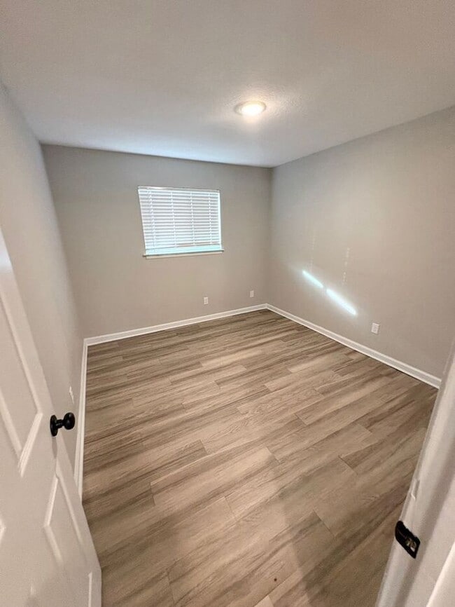 Building Photo - LIVE AT THE DEN THIS WINTER — FREE RENT + $995 SPECIAL