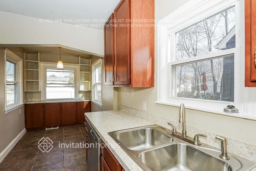 Building Photo - 1923 Arlington Ave E