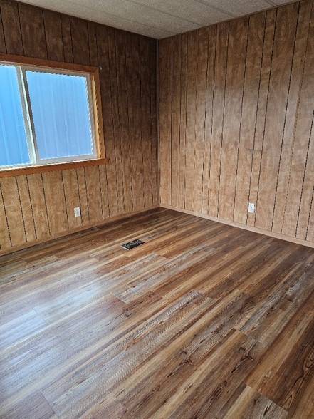 Building Photo - 914 5th St E