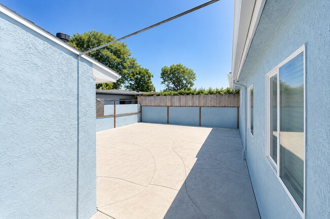 Building Photo - LARGE 4 Bedroom Home on Mesita! (Enclosed Back Yard!!)