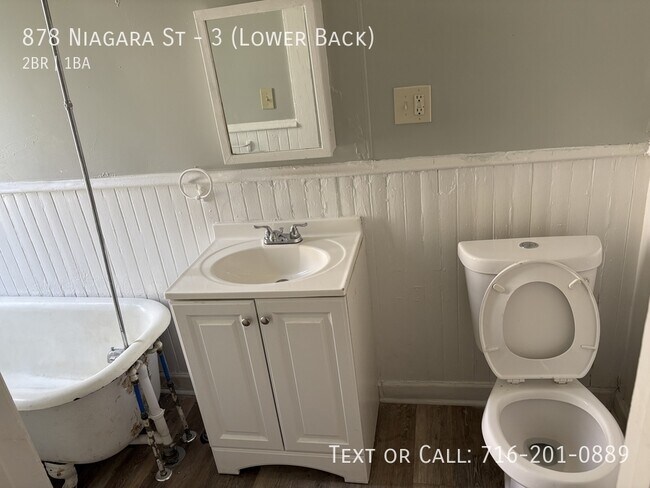 Building Photo - 878 Niagara St