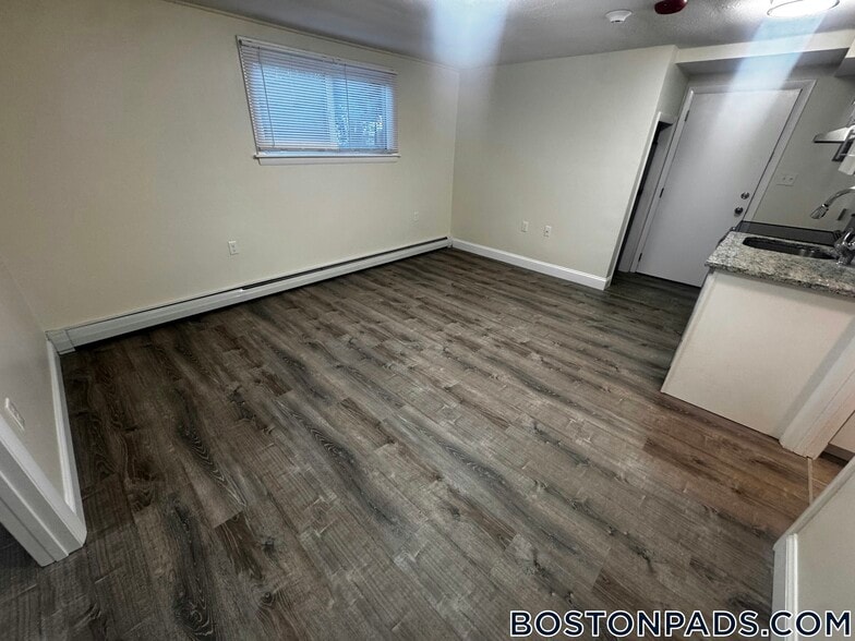 Building Photo - 11 River Dr