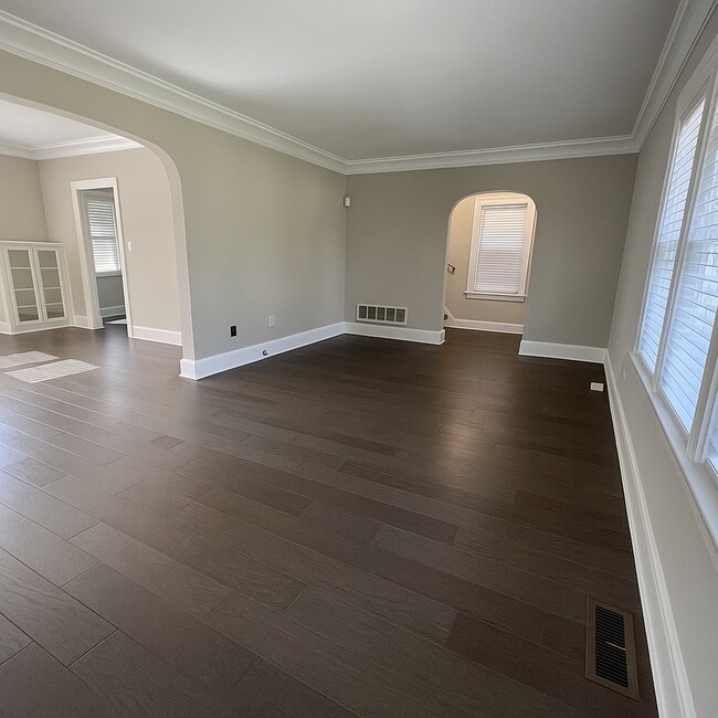 Building Photo - Immediate Move In or Nov 1st Beautiful 3 B...