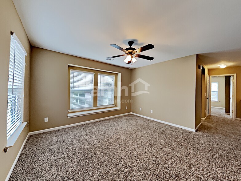 Building Photo - 362 Roseglen Dr