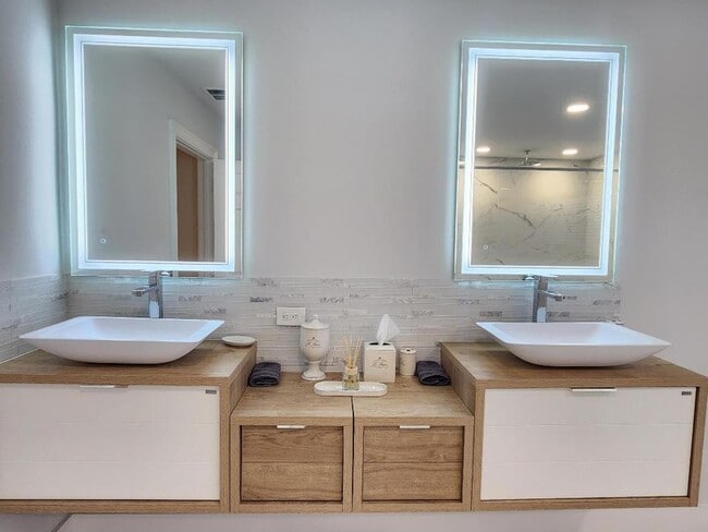 Building Photo - 1851 Corsica Dr