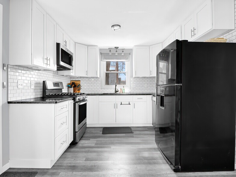 Building Photo - 32 Hamlin Ave