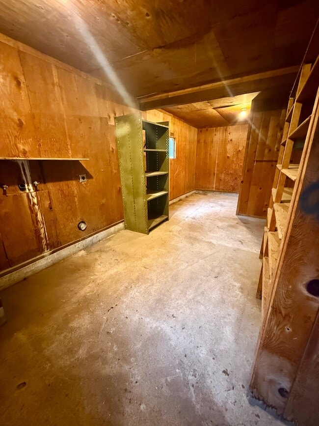 Building Photo - 10886 Pine Hill Dr