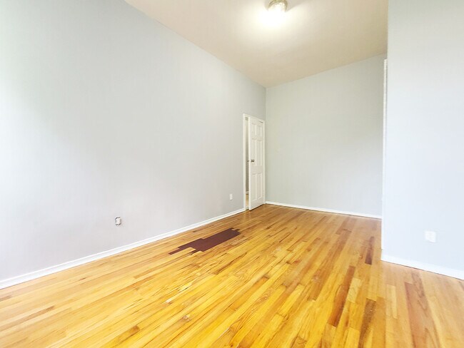 Building Photo - 453 Marion St