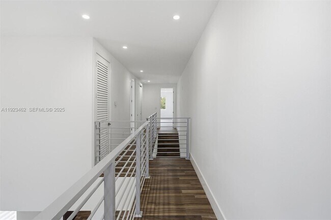 Building Photo - 2852 SW 32nd Ct