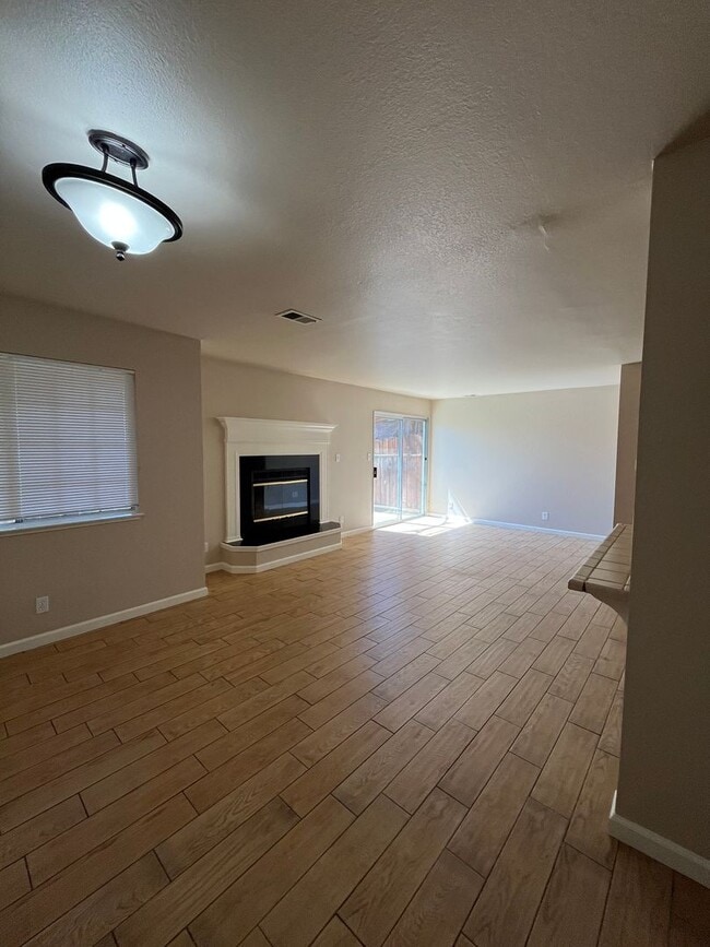 Building Photo - Available Now! Move-In Ready
