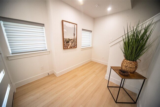 Building Photo - New Beautiful Townhome Great Location - 240