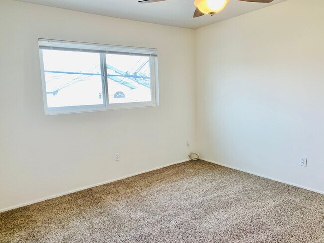 Building Photo - 2BD/1BA UPSTAIRS APARTMENT IN PACIFIC BEAC...