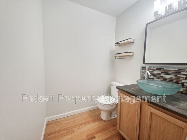 Building Photo - 18845 NE Meadow Run Dr