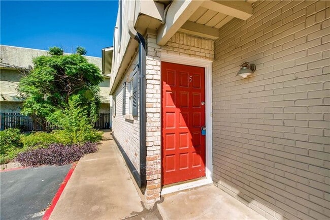 Building Photo - Charming & Updated Condo in Prime Austin Location!