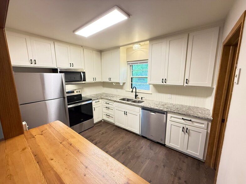 Building Photo - 65 Hackberry Hill