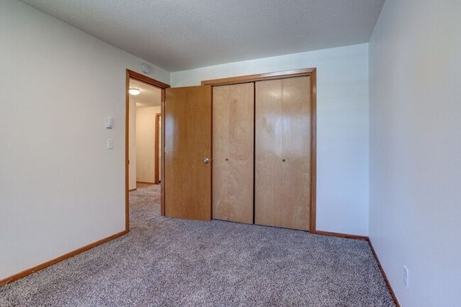 Building Photo - 3 bedroom 2 bath townhouse downtown Hillsboro!