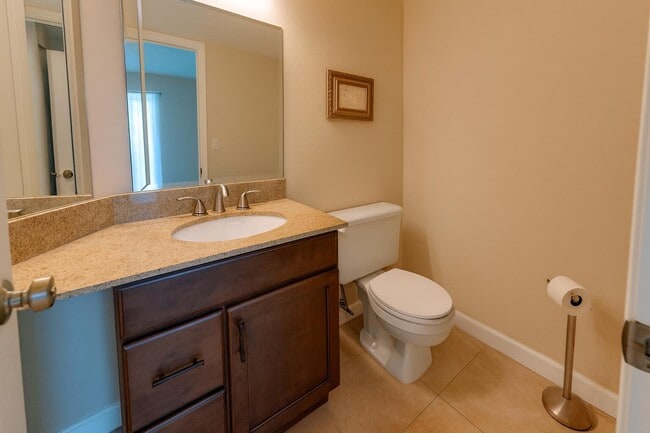 Building Photo - 2067 Ainslie Dr