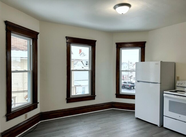 Building Photo - Recently Updated first floor apartment within walking distance to Main St  Grove City !