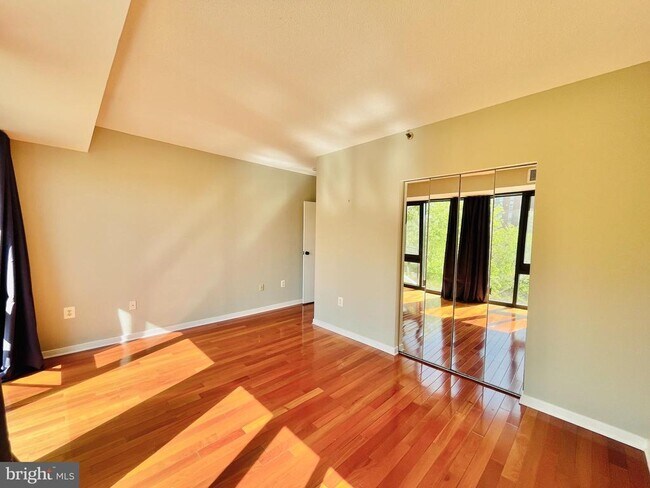Building Photo - 1530 Key Blvd