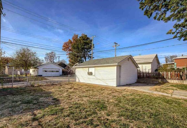 garage , - 2417 S 14th St