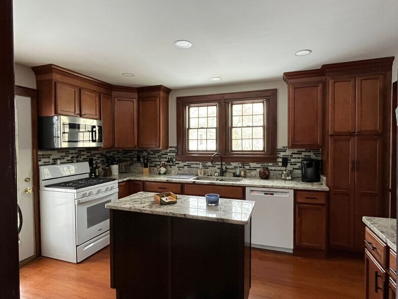 Building Photo - 4791 E Lake Rd