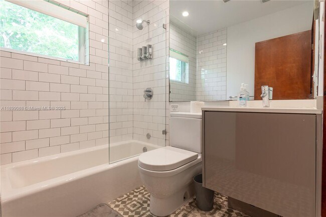 Building Photo - 523 NE 68th St