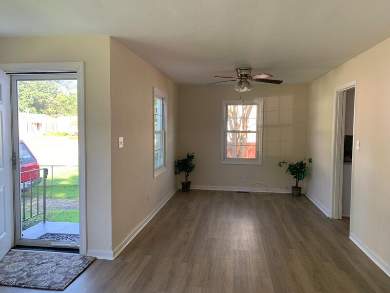 Building Photo - 631 Willow Dr