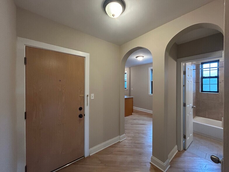 Building Photo - 894 Green Bay Rd