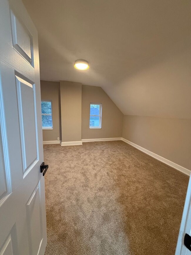 Building Photo - Welcome to this charming 3-bedroom, 2-bath...