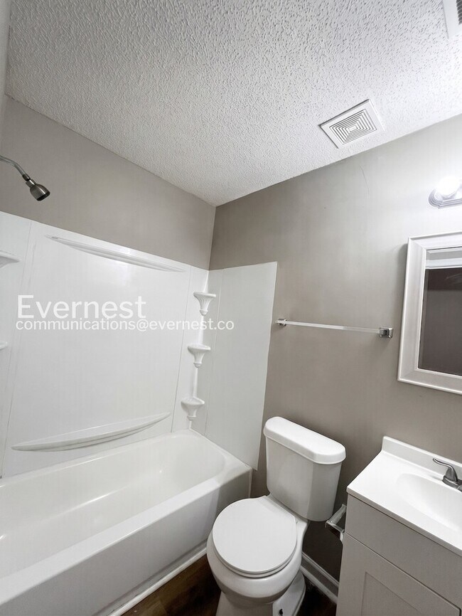 Building Photo - 3985 Fernway Dr