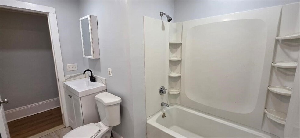 Building Photo - 15 Linden St