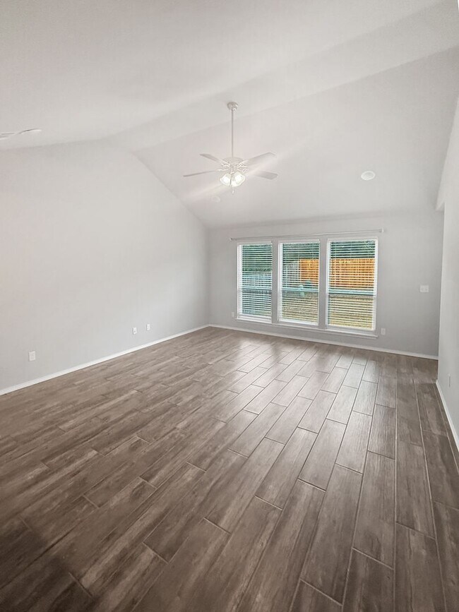 Building Photo - Modern 3-Bedroom Home in Gated Seven Oaks South