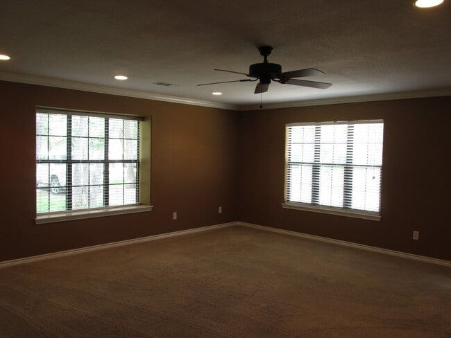 Building Photo - LARGE 4 BEDROOM NEAR LAKE