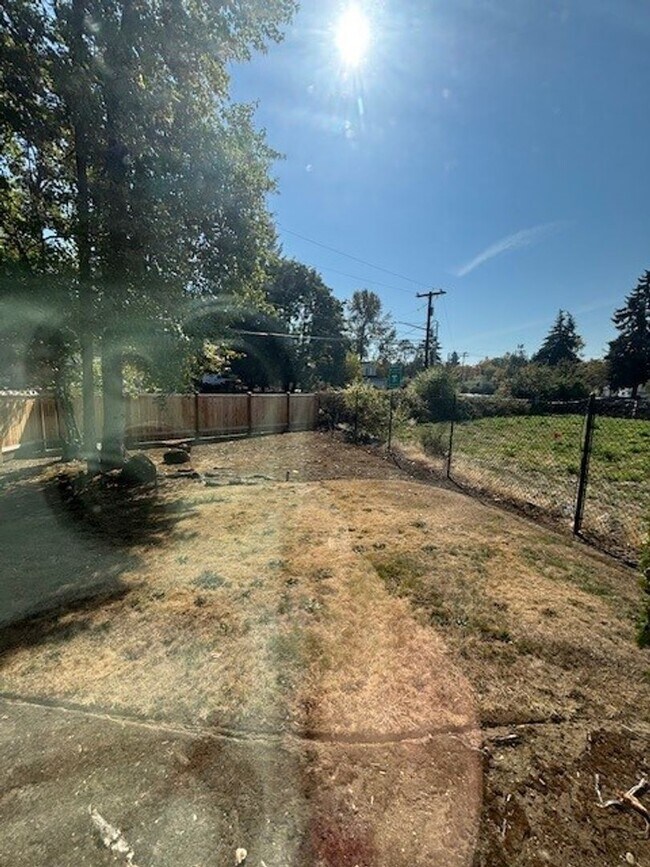 Building Photo - Madronas Duplex