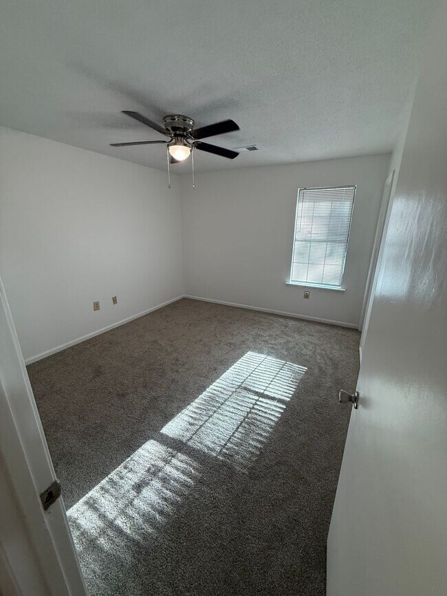 Building Photo - 177 Pelham Dr