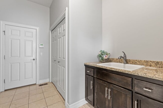Building Photo - Stunning 4 bedroom Ranch in Elkhorn