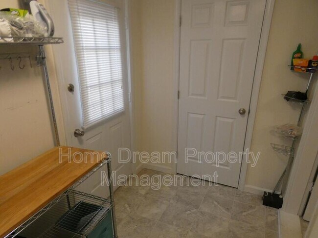 Building Photo - 930 Bryant Ave