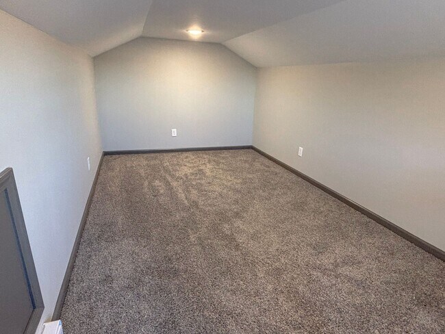 Building Photo - Duplex: Fully Remodeled 2024 Now Available